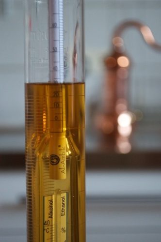 100 ml-es műanyag mérőhenger szeszfokolóval