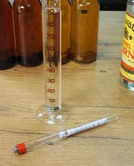 100 ml-es üveg mérőhenger üresen, szeszfokolóval
