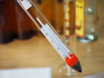 Hőmérős Al-Ambik® szeszfokoló hőmérője és a hőmérő korrekciós skálája közelről