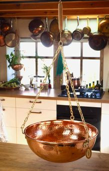 Nagy méretű vörösréz tál a konyhában, függesztve