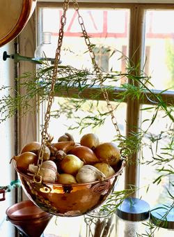 Vörösréz tál felfüggesztve