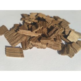 Enyhén égetett tölgyből készült fachips közelről