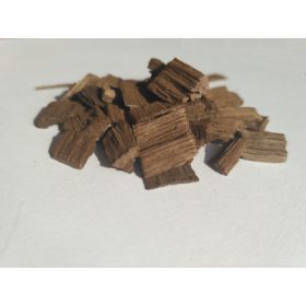 Közepesen égetett tölgyből készült fachips közelről