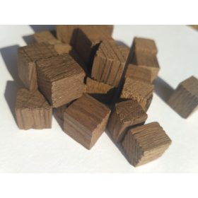 Közepesen égetett tölgyfa kocka, mely pálinkához, borhoz, whiskyhez használható