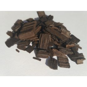 Erősen égetett tölgyből készült fachips közelről