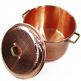 Lábas vörösrézből, 12 literes, a fedő mellette van