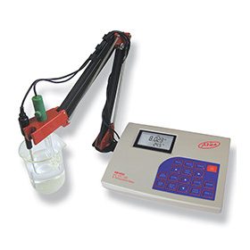 AD 1020 laboratóriumi pH, ORP, ISE mérő a mérőszondákkal és az opcionálisan rendelhető elektróda tartó karral együtt
