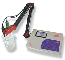 AD 1020 laboratóriumi pH, ORP, ISE mérő a mérőszondákkal és az opcionálisan rendelhető elektróda tartó karral együtt