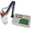 AD 8000 laboratóriumi pH-, ORP-,  EC-, TDS mérő készülék mérés közben a mérőszondákkal és a külön vásárolható elektróda tartó mérőkarral együtt.