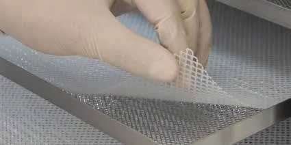 Hálós DrySilk Net aszaló lap a nemesacél tálcára helyezve